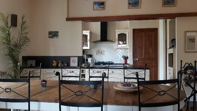 salle à manger avec la table d'hôtes